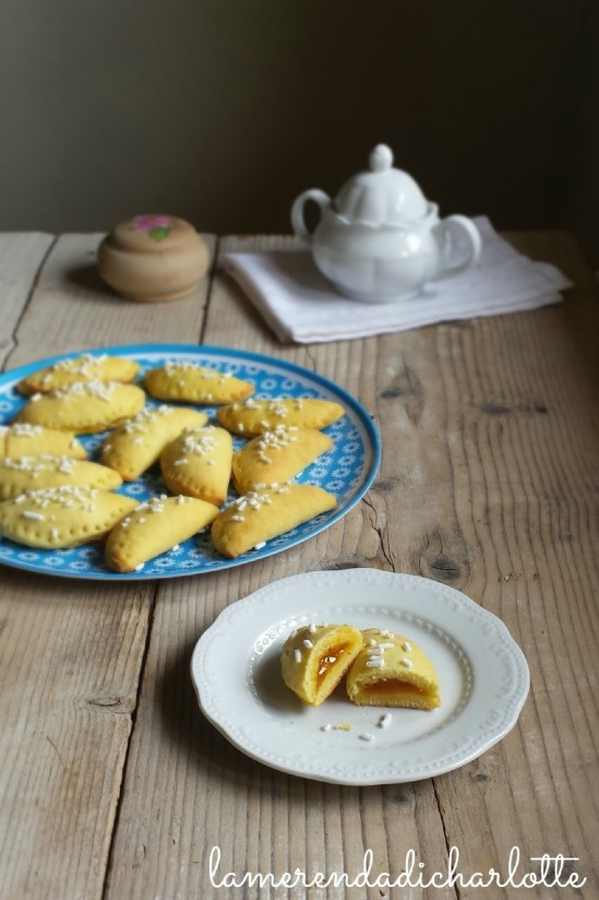 mezzelune alla ricotta con confettura di albicocche