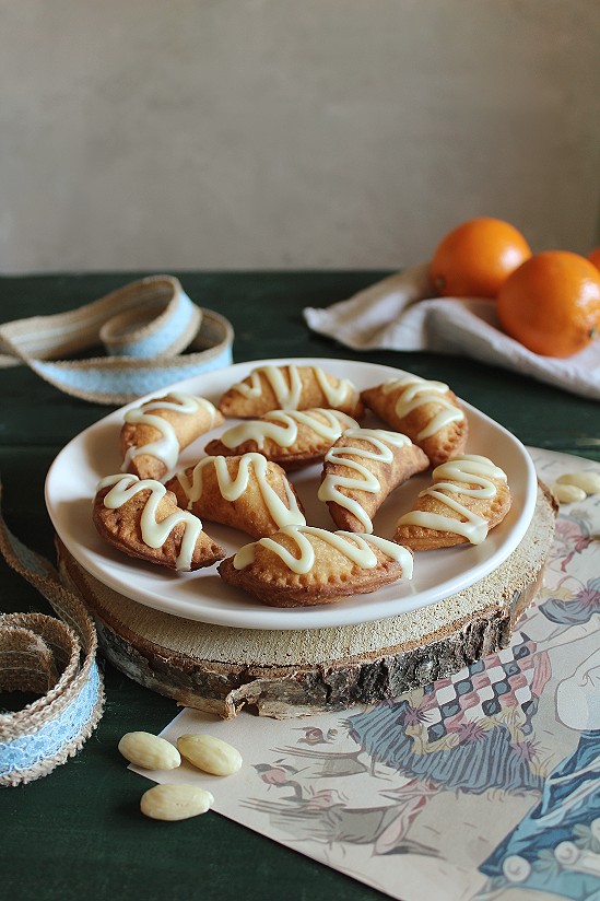 ravioli fritti con mandorle, cioccolato bianco e miele