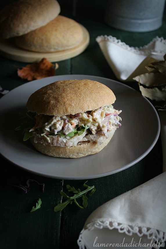 panino semintegrale con arista e insalata capricciosa di cavolo cappuccio