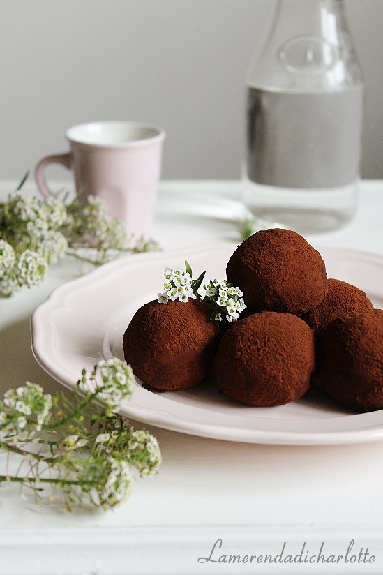 tartufi alla ricotta e biscotti