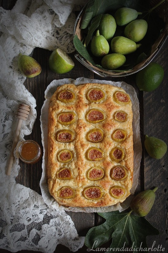 Focaccia dolce con fichi, miele e lime