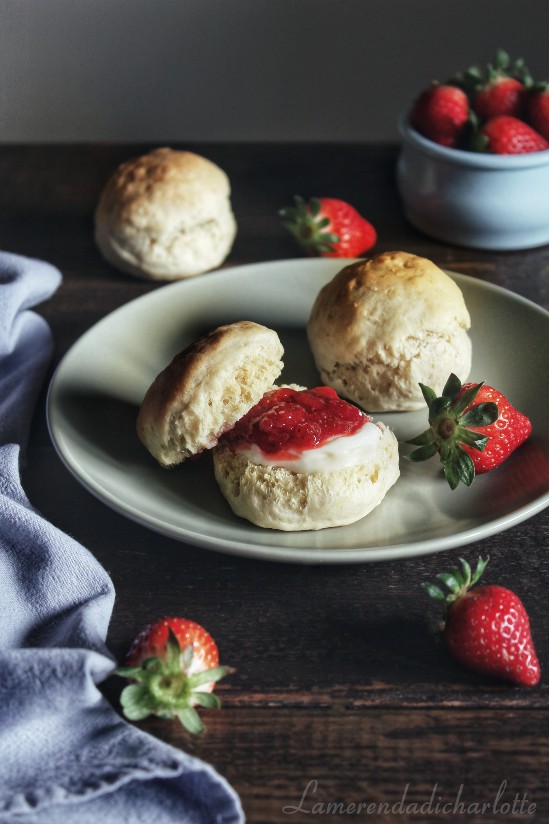 scones con composta di fragole