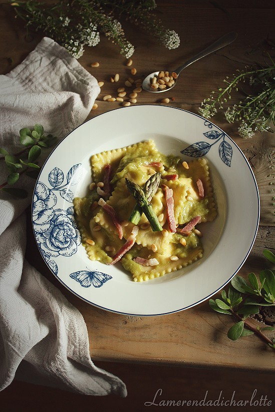 ravioli di ricotta con crema di asparagi, speck e pinoli tostati