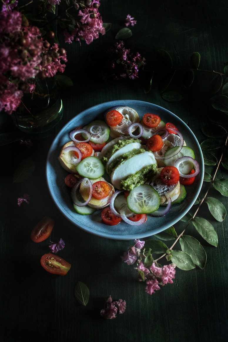 panzanella con mozzarella e salsa di avocado