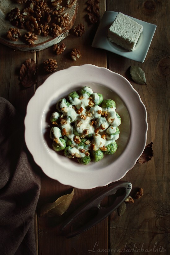 gnocchi di semolino agli spinaci con salsa di quartirolo e noci