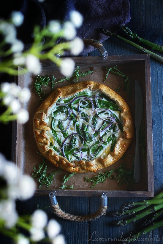 Torta con asparagi e cipolla rossa