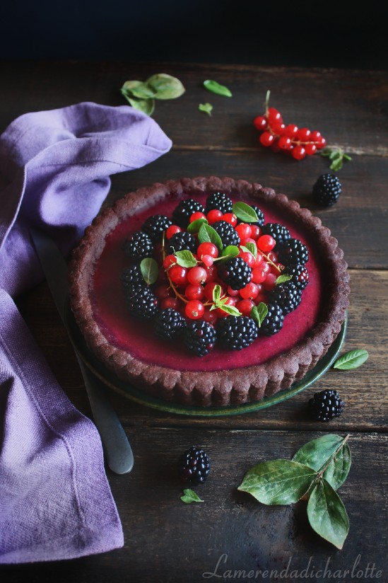 crostata al cacao con crema ai frutti di bosco